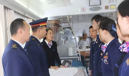铁路局公开招聘，这几类学生优先录取，符合条件的学生抓紧机会(铁路局招聘要求的最低学历是什么)